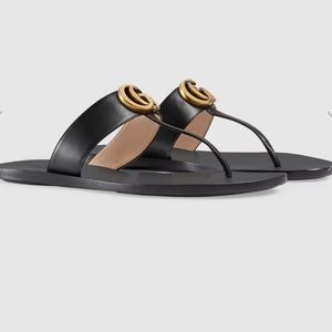 GUCCI Leather thong sandal with Double G